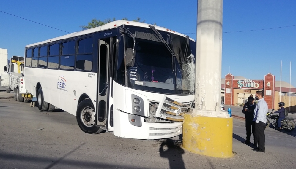 Se va contra un poste