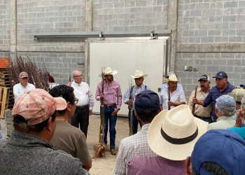 Dan apoyo a manzaneros de Arteaga