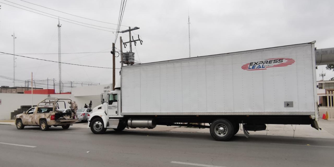 Detectan militares a 32 migrantes dentro de un camión