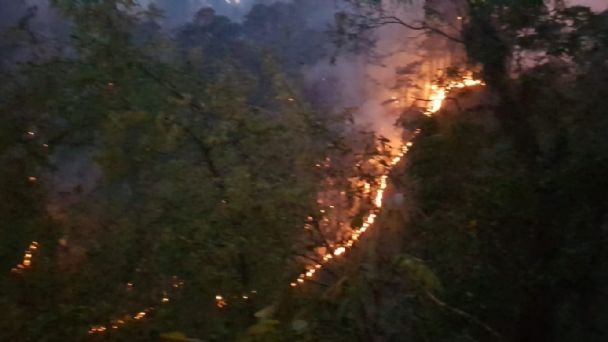 Fuera de control incendio en Santiago