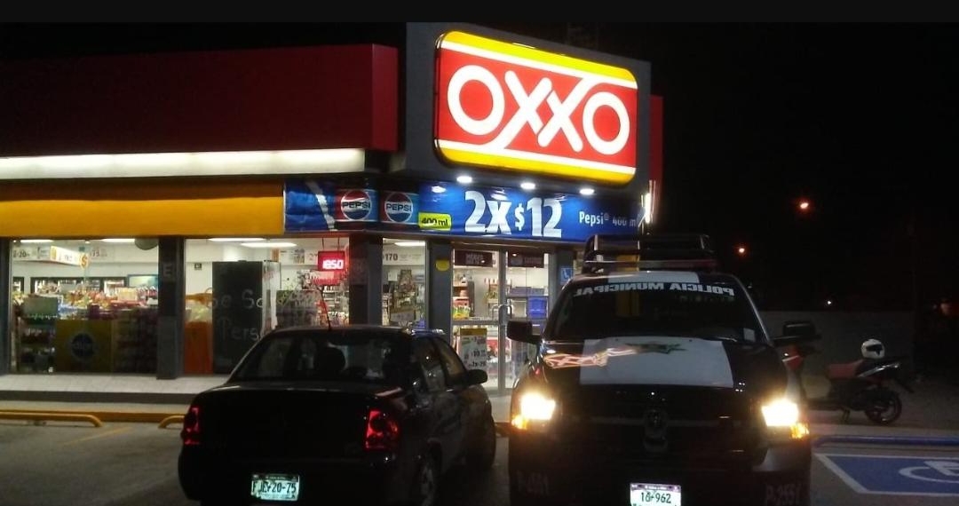 Atraca tienda de conveniencia con pistola en mano