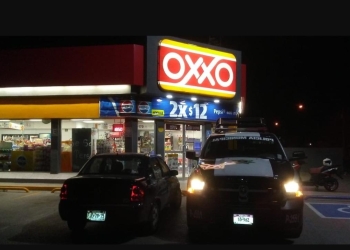 Atraca tienda de conveniencia con pistola en mano