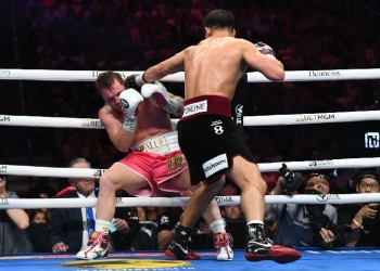 Sufre Saúl ‘Canelo’ Álvarez en manos de Dmitry Bivol; suma segunda derrota en su carrera