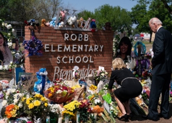 Acude Biden a dar el pésame a familias de las víctimas de tiroteo en Texas