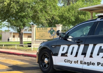 Banderas a media asta en escuelas de Texas y mucha vigilancia