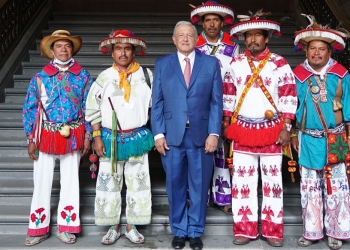Reciben en Palacio Nacional a autoridades wixárikas