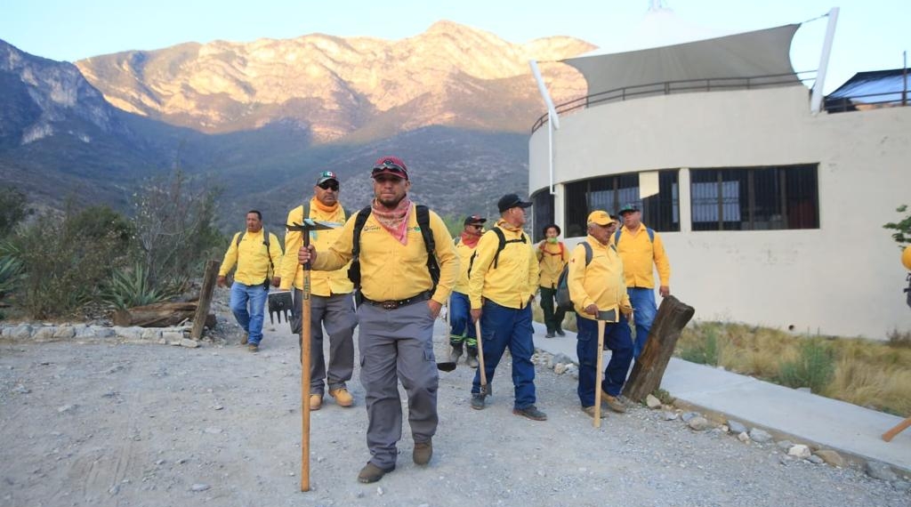 Con apoyo aéreo, combaten incendios forestales