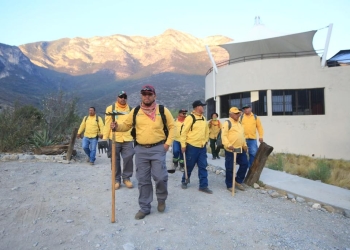 Con apoyo aéreo, combaten incendios forestales
