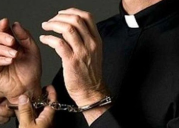 Detienen a cura de Coahuila por presunto acoso