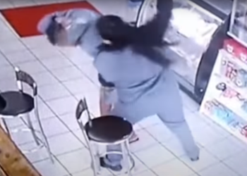 Mujer ataca a acosador que intentó ponerle la mano en el muslo y se hace viral