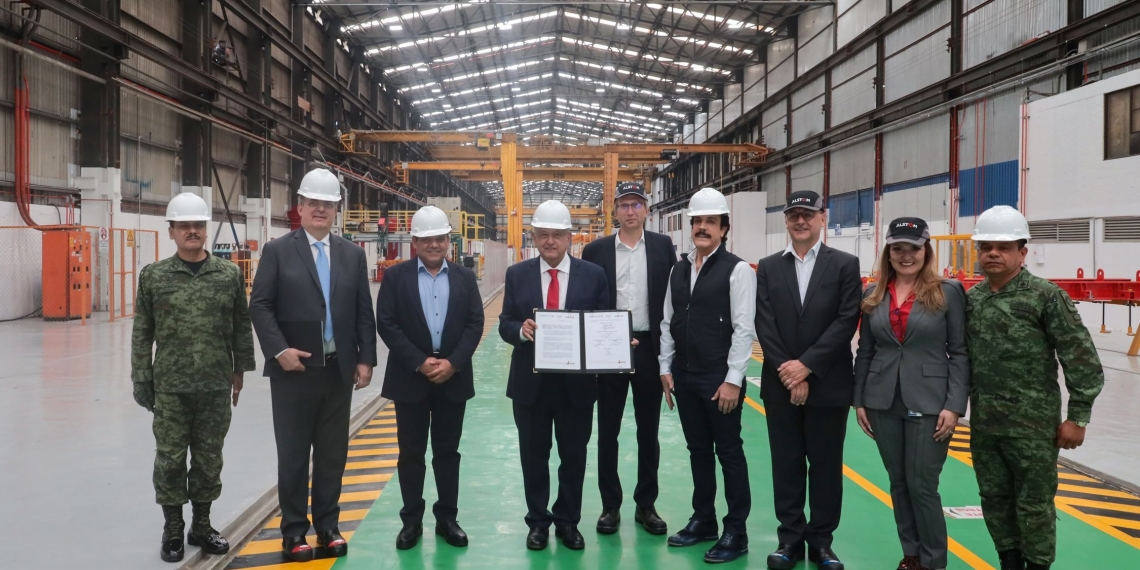 AMLO firma contrato por la compra de trenes y vagones para el Tren Maya