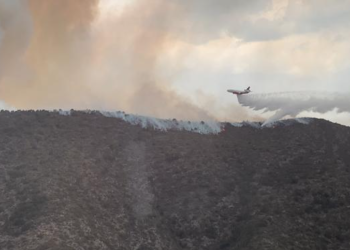 Realiza DC-10 descarga de agua en incendio forestal en Santa Rosa