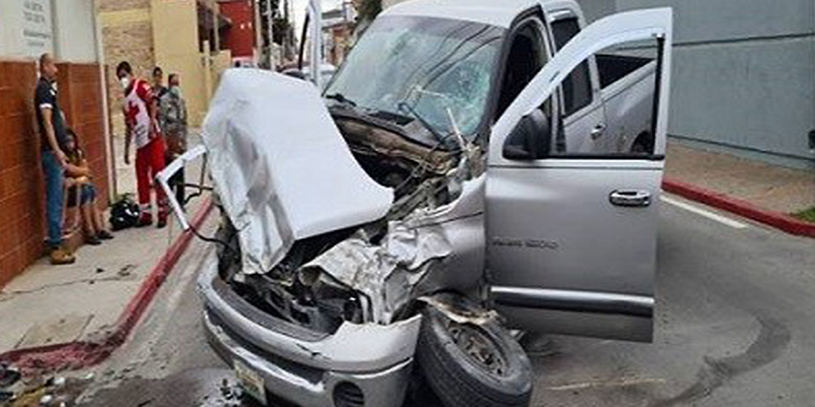 Chocan en zona centro camión de pasajeros y pick up