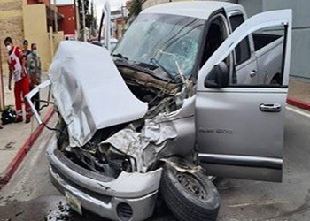 Chocan en zona centro camión de pasajeros y pick up