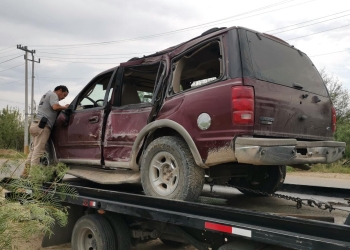 Ebrio conductor choca contra poste y termina volcado