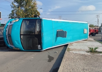 Se atraviesa y provoca aparatoso choque volcadura