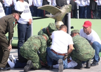 Calor vence a militares y jóvenes del servicio militar en ceremonia por la Batalla de Puebla