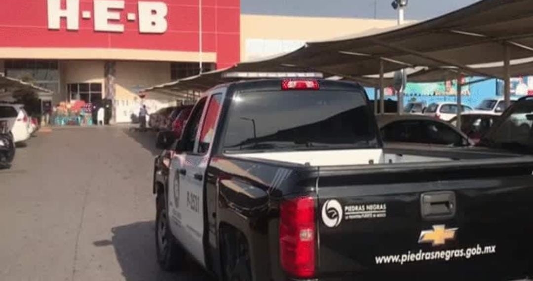 Libre acusado de lesionar a pareja en estacionamiento de centro comercial