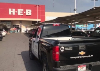 Libre acusado de lesionar a pareja en estacionamiento de centro comercial