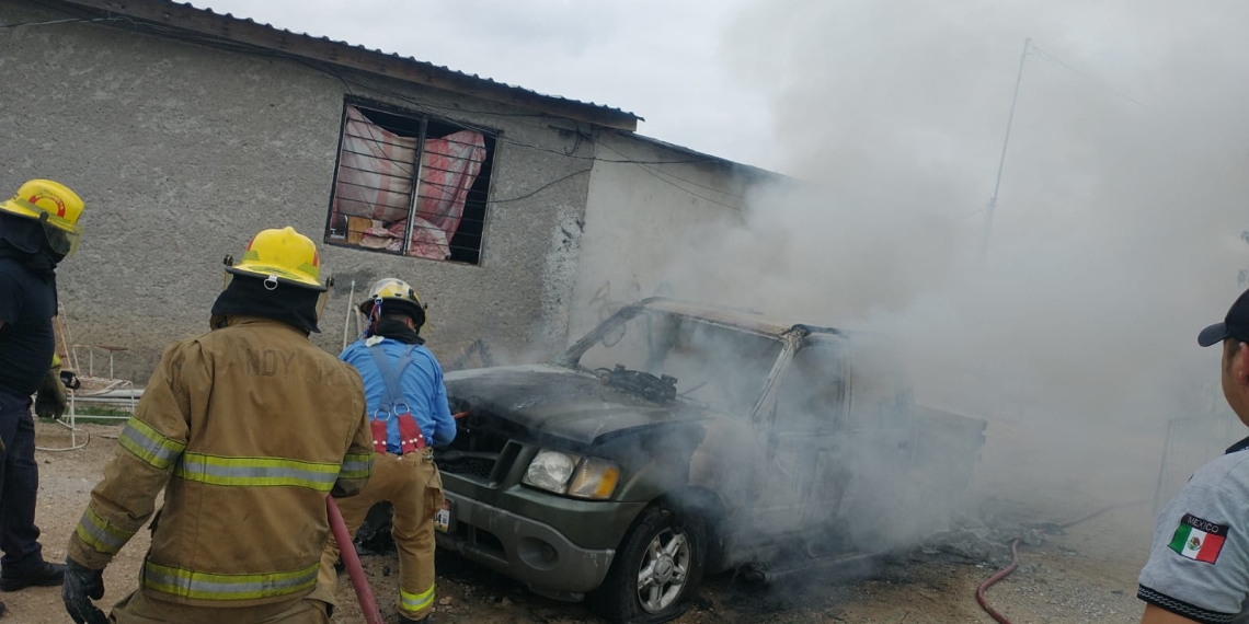 Se incendia vehículo en la carretera Piedras Negras-Acuña
