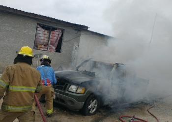 Se incendia vehículo en la carretera Piedras Negras-Acuña