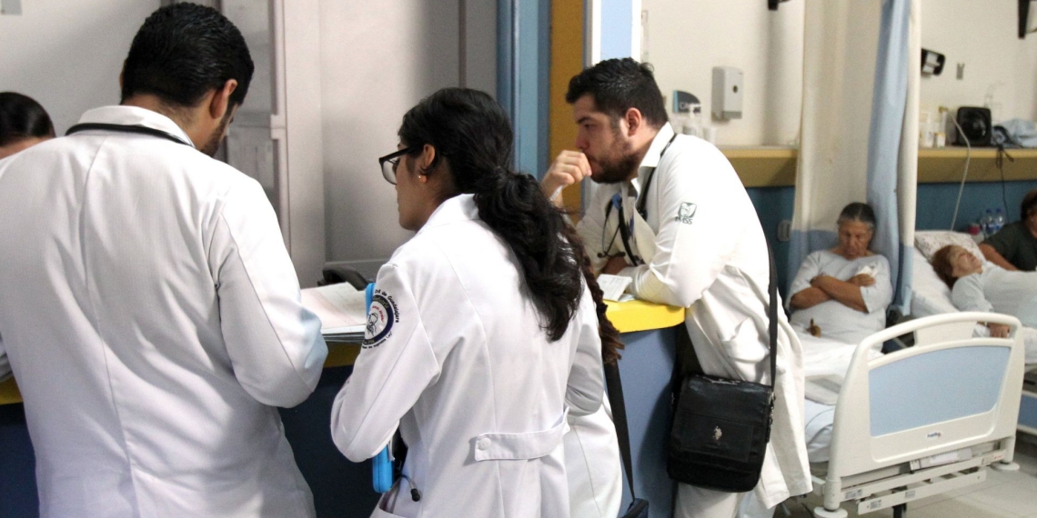 Anuncian convocatoria para contratar a más de 13 mil médicos