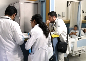 Anuncian convocatoria para contratar a más de 13 mil médicos