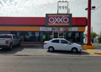 Asaltante de la pistola escuadra pega en otro OXXO