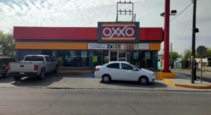 Asaltante de la pistola escuadra pega en otro OXXO