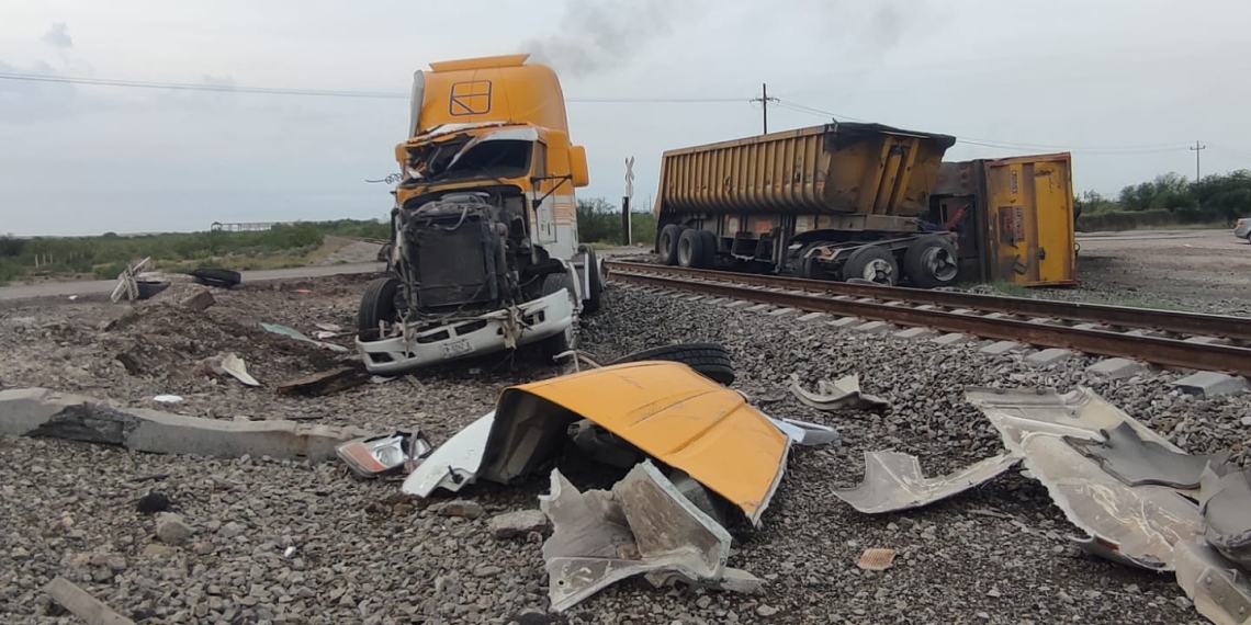 Tren se lleva de encuentro un tráiler carbonero