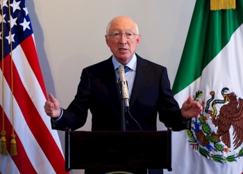Ken Salazar critica leyes migratorias