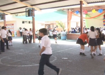 Imparten Clases Presenciales en extremas condiciones