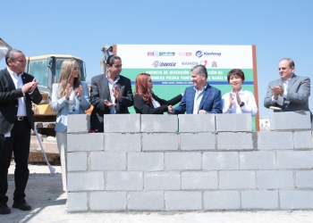 Gobernador Miguel Riquelme coloca primera piedra de la cuarta Planta de Yanfeng Automotive