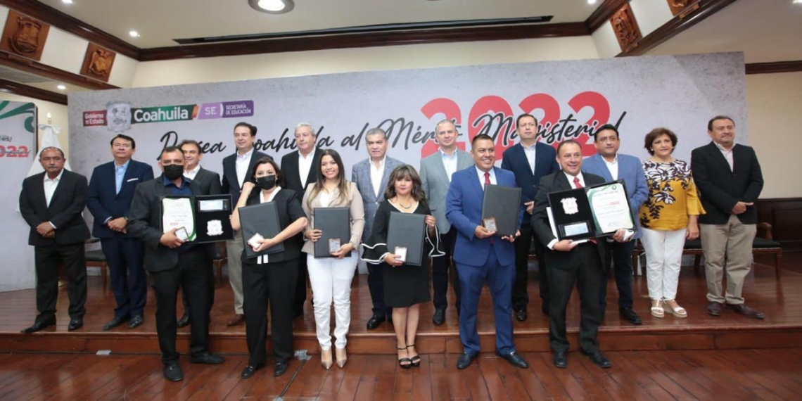Entrega el gobernador Miguel Riquelme la Presea al Mérito Magisterial 2022