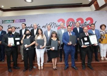 Entrega el gobernador Miguel Riquelme la Presea al Mérito Magisterial 2022