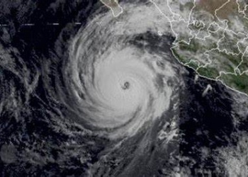 Tormenta tropical ‘Blas’ toma forma frente a las costas de Guerrero