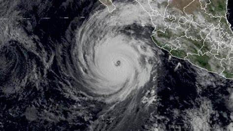 Tormenta tropical ‘Blas’ toma forma frente a las costas de Guerrero
