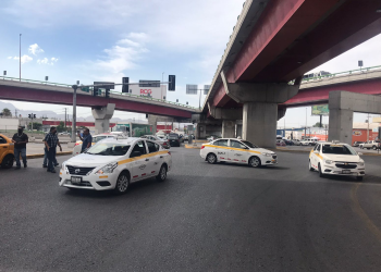 Bloquean taxistas la circulación
