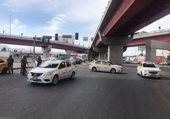 Bloquean taxistas la circulación