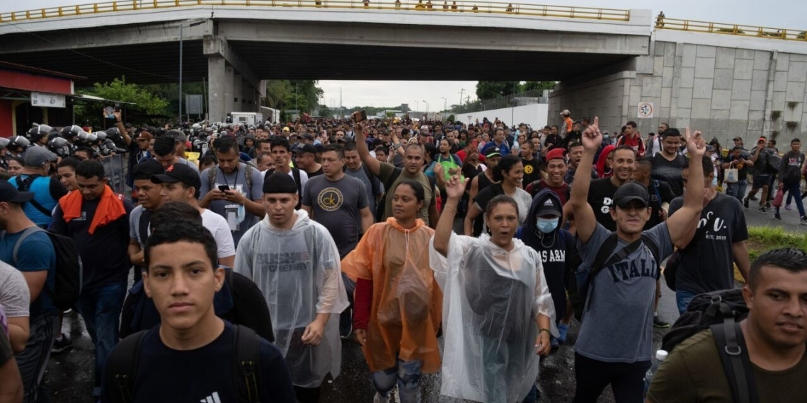 Caravana de 15,000 migrantes sale de Chiapas rumbo a Estados Unidos