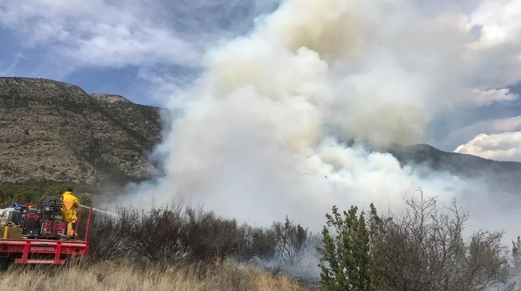 Controlan dos incendios forestales en Arteaga