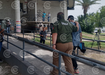 Cruzan migrantes la guardarraya; serán procesados en EE. UU. y deportados por México