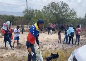 Operadores de autobuses abandonan a más de 100 migrantes a la orilla de la Carretera 57