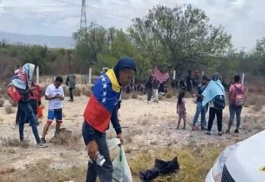 Operadores de autobuses abandonan a más de 100 migrantes a la orilla de la Carretera 57