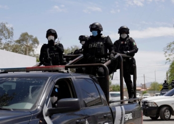 Según autoridades, migrante se arrojó de patrulla