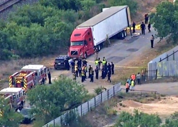 Sobreviviente del tráiler en Texas dijo a su familia que se escondía en una casa
