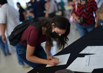Entregan becas del programa “Porque Quiero Ser Mejor”