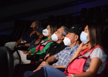 Casa del Abuelo disfruta de función de cine