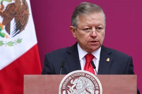 Arturo Zaldívar presenta iniciativa para castigar feminicidio