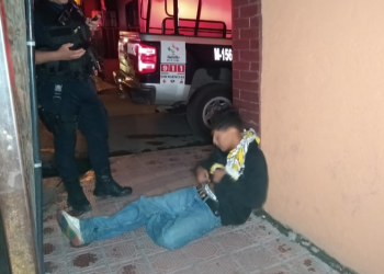 Le encajan el pica hielo